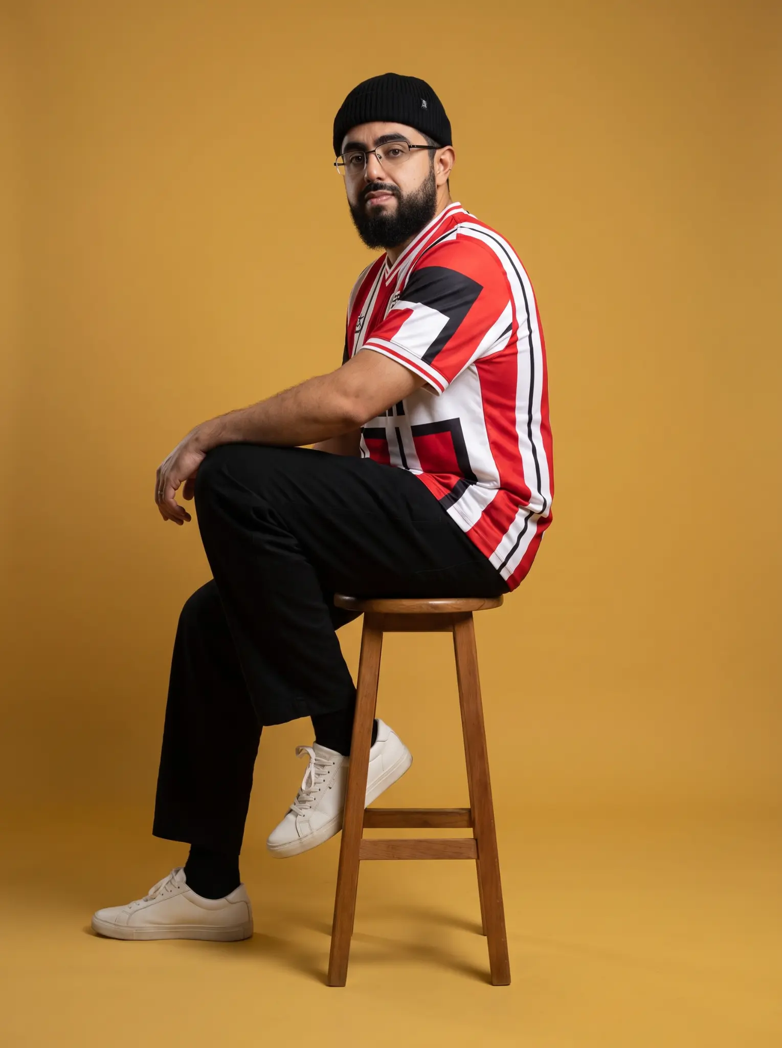 Retrato criativo de Eliel Freitas em fundo amarelo